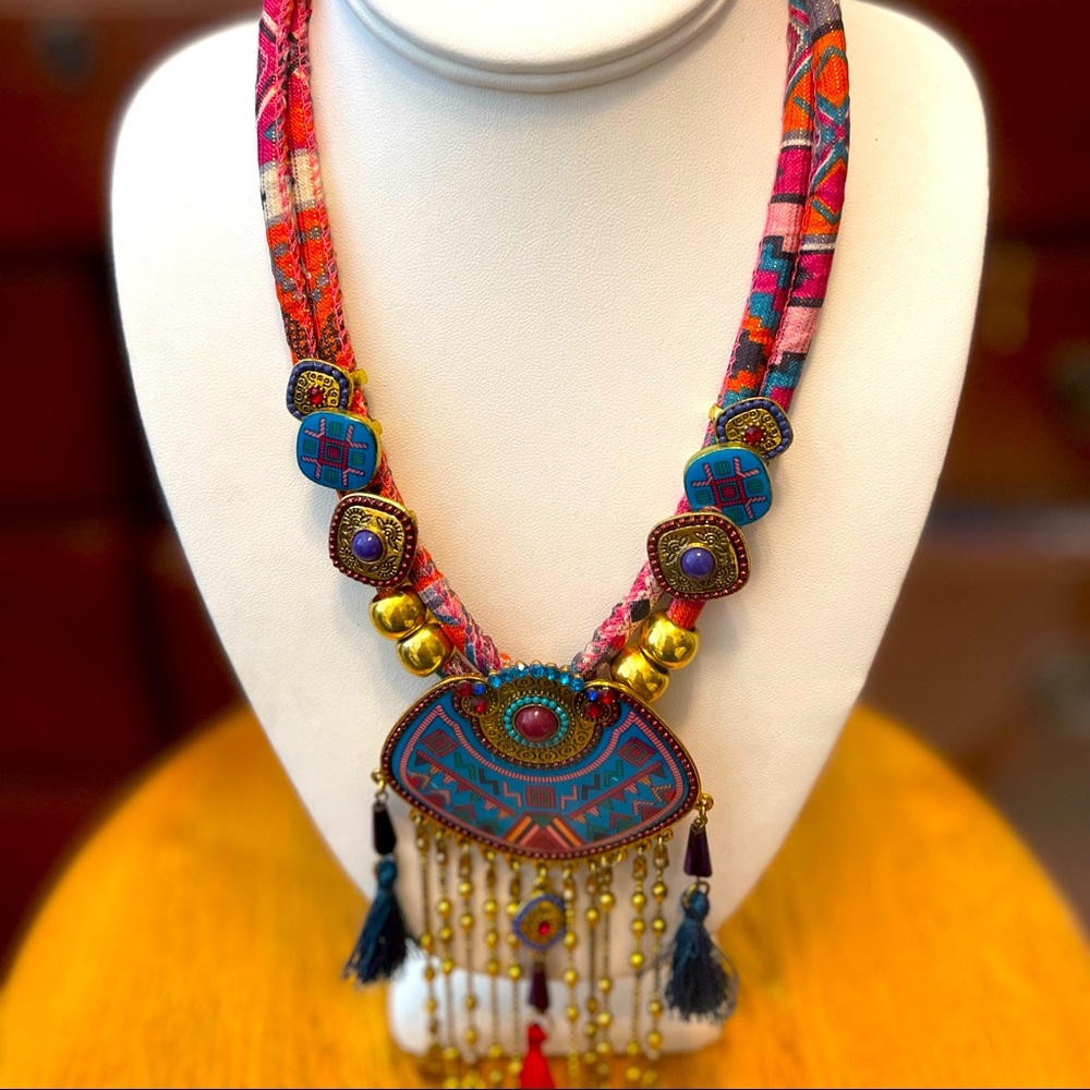 Beautiful necklace!!! Good for black top.